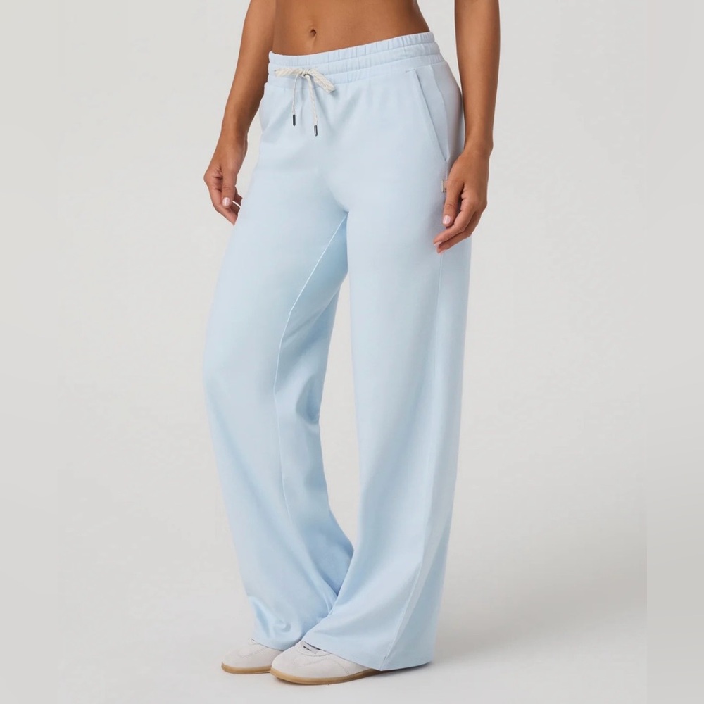 Vuori halo essential wide leg soft sky Heather size small . Inseam 30 inches.